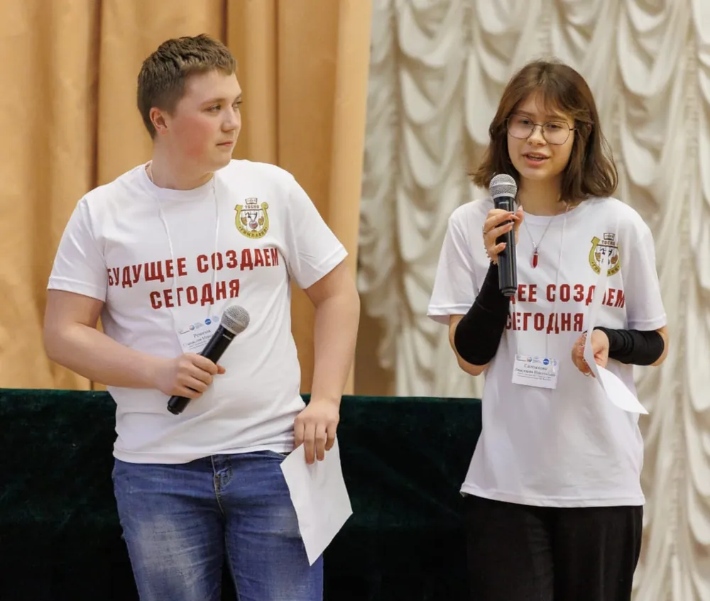 Участники форума с микрофонами